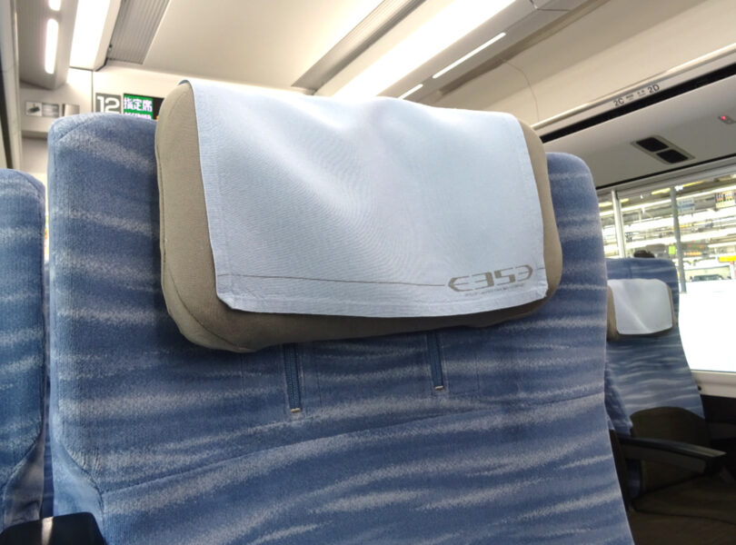 Ｅ３５３系の座席・可動式枕