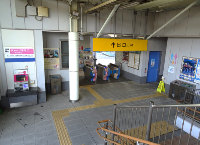 小田急線足柄駅の改札機前