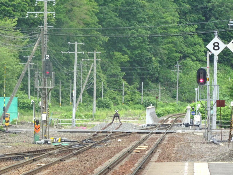 新得駅のホームから狩勝峠方面を見る