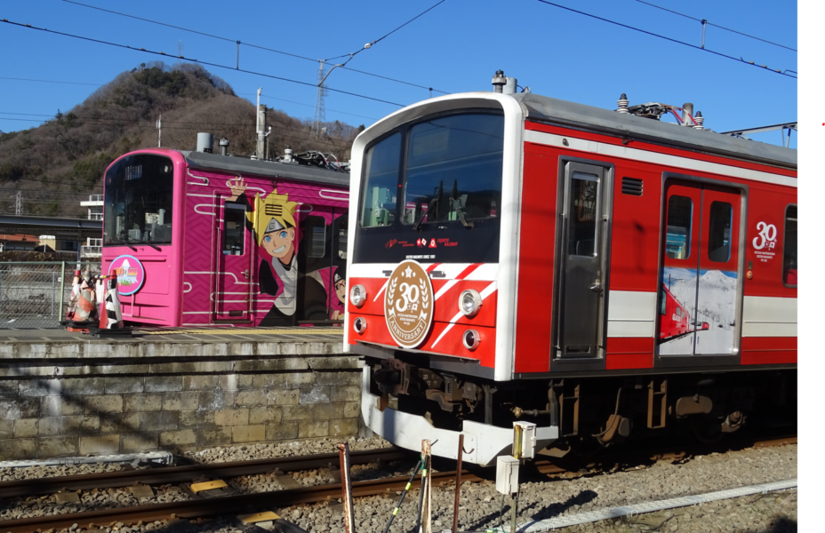 大月駅に停車中の富士急行の列車