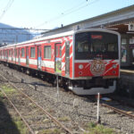 大月駅に停車中の富士急行の列車