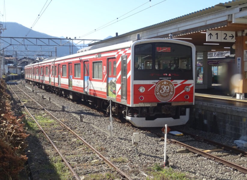 大月駅に停車中の富士急行の列車