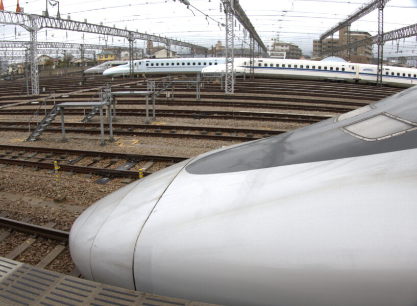 博多南駅に停車中の700系と車両基地の車両