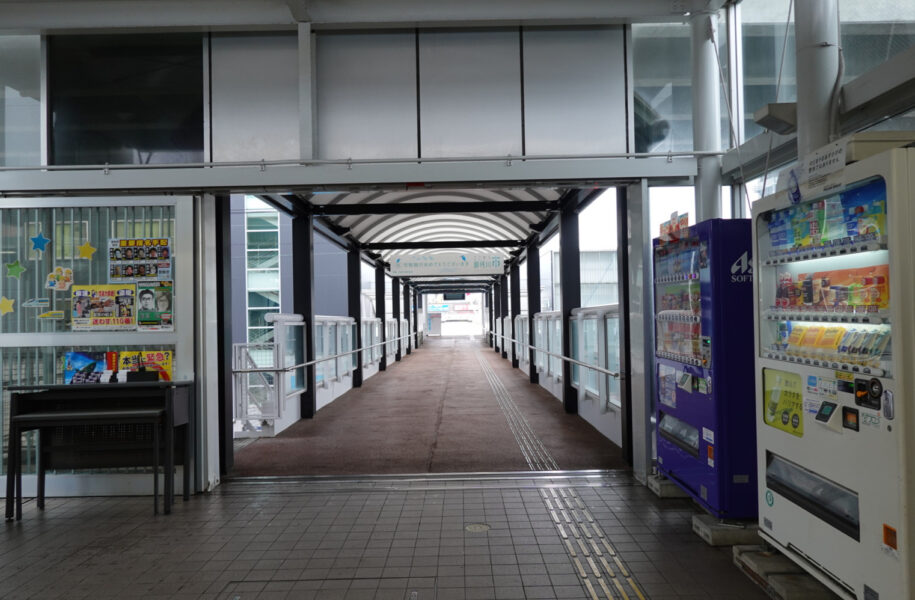 博多南駅の駅舎内から広場を見る