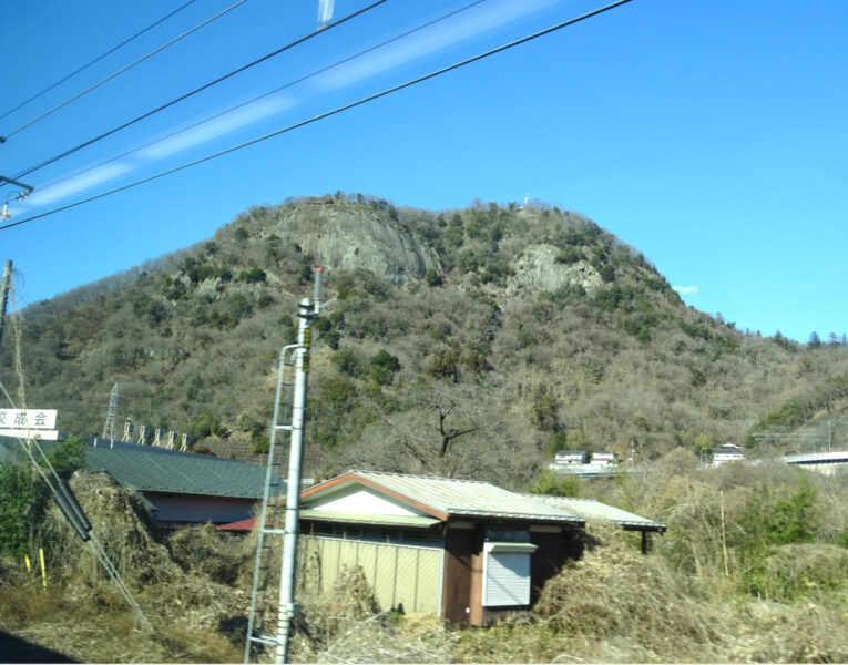 特急かいじ２３号から岩殿山が見える