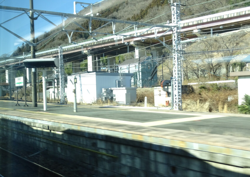 相模湖駅を通過中の特急かいじ２３号