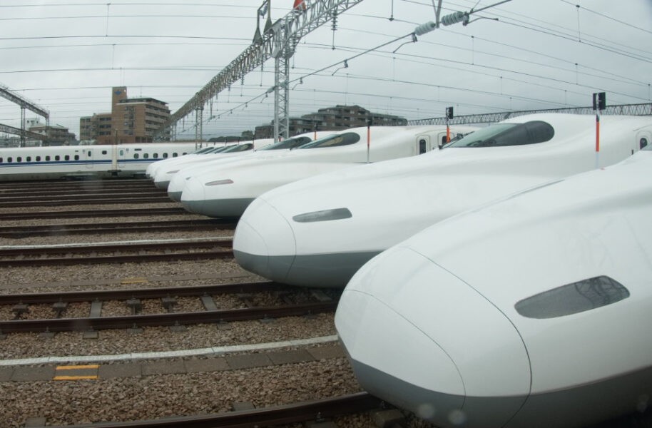 700系の車内から車両基地のN700Aを見る