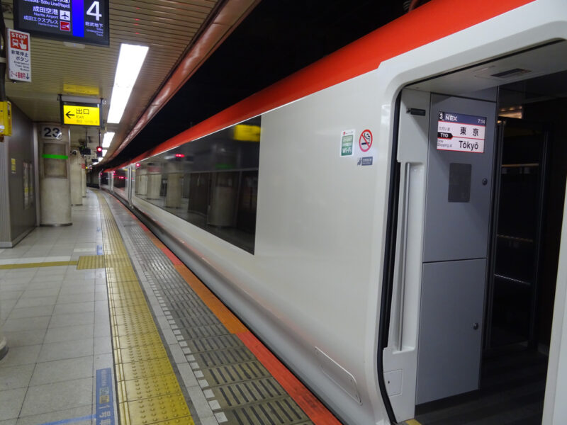 東京駅に到着した特急成田エクスプレス５号
