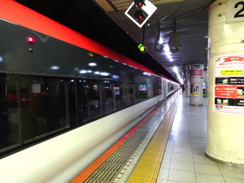 東京駅に到着した特急成田エクスプレス５号