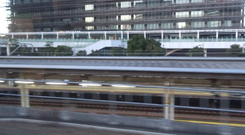 大崎駅を貨物線で通過する特急成田エクスプレス５号