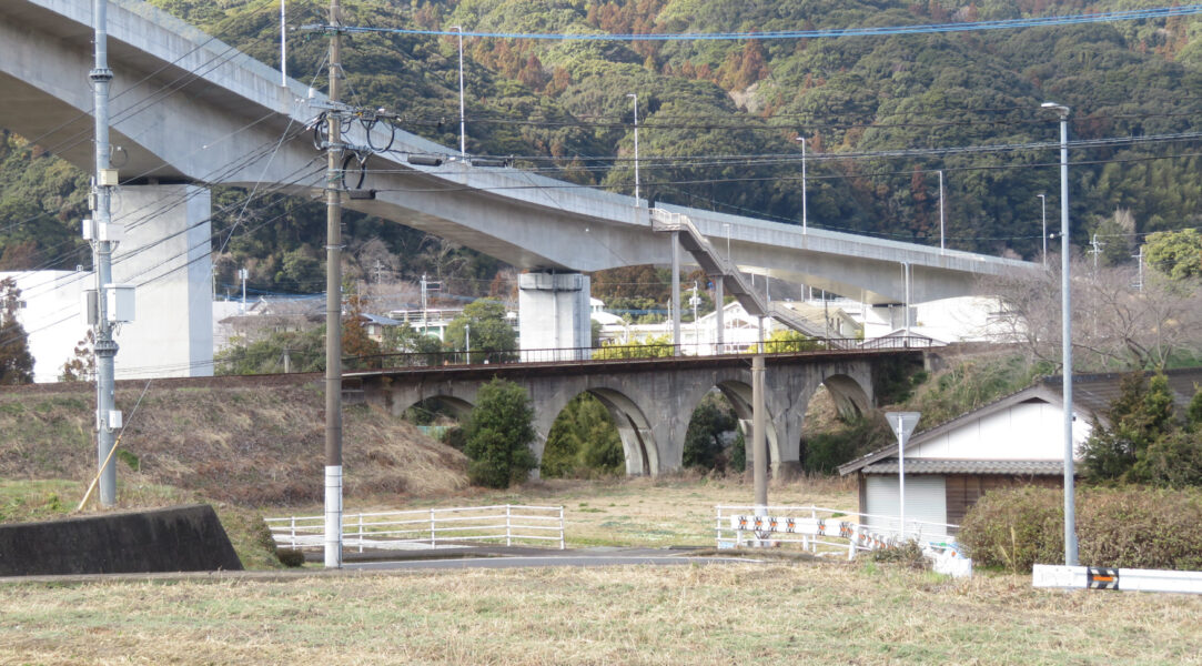 国鉄・世知原線の線路跡から見える松浦鉄道・西九州線
