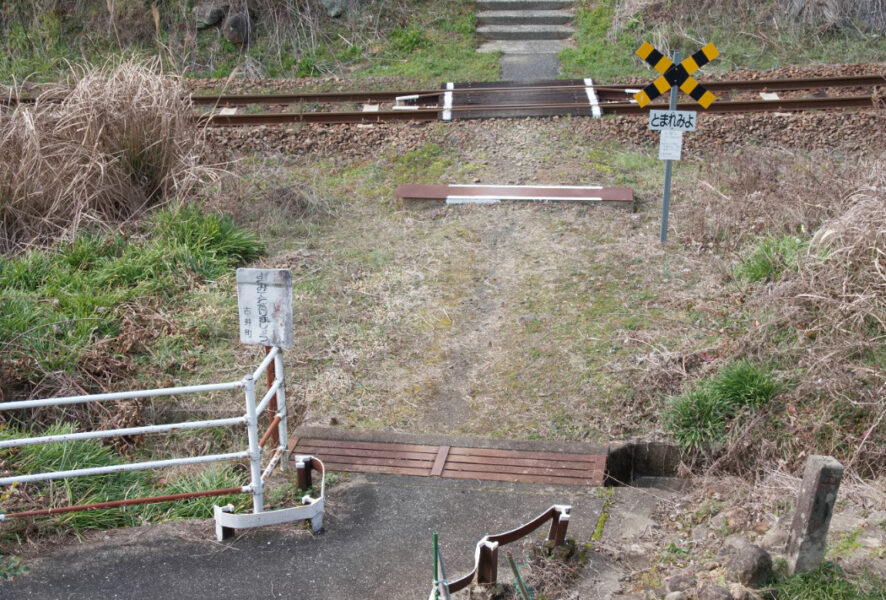 松浦鉄道・西九州線の踏切と国鉄世知原線跡