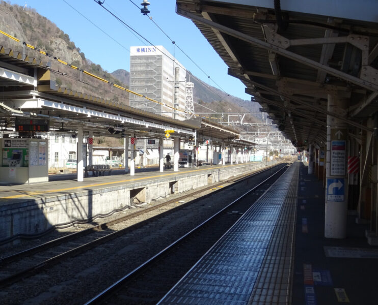 大月駅のホーム