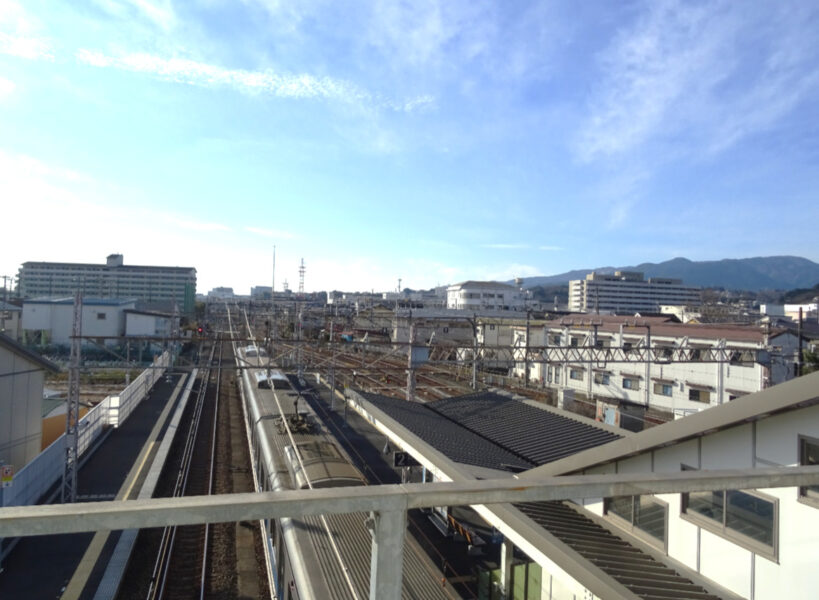 小田急線足柄駅の跨線橋からの景色・小田原方面