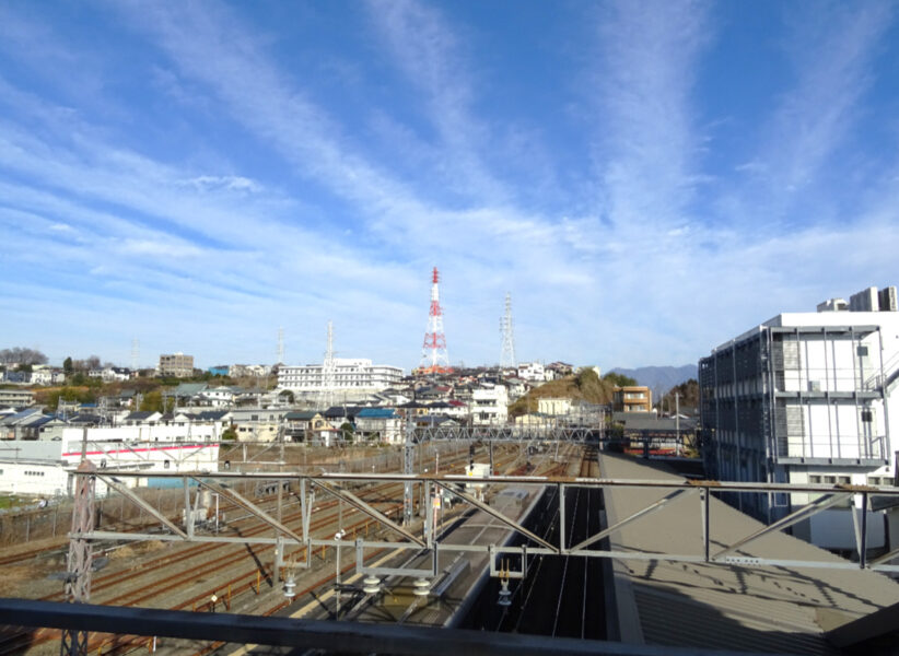 小田急線足柄駅の跨線橋からの景色・新宿方面