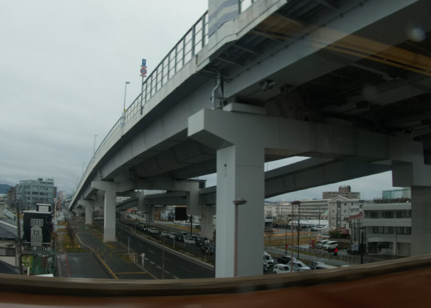 福岡都市高速と交差する博多南線
