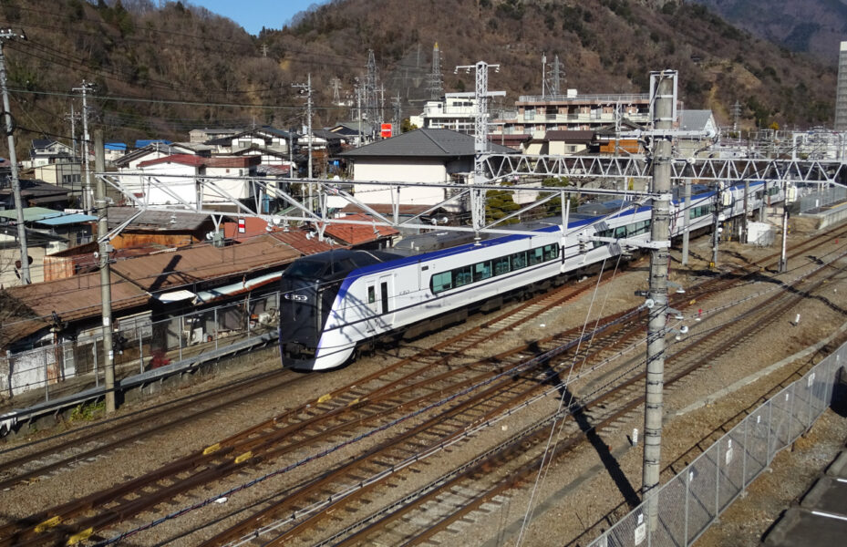 大月駅を通過する特急あずさ