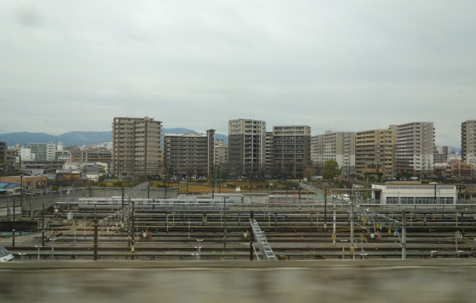 竹下にあるＪＲ九州の車両基地が博多南線から見える