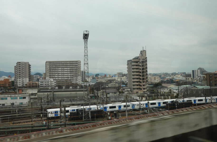 竹下にあるＪＲ九州の車両基地が博多南線から見える