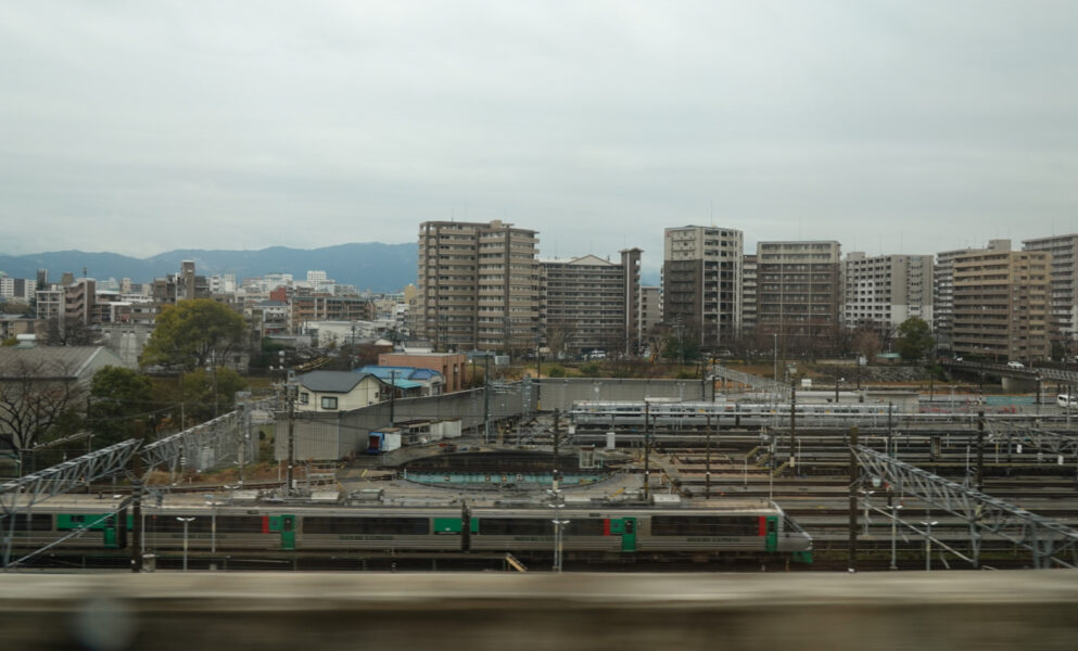 竹下にあるＪＲ九州の車両基地が博多南線から見える