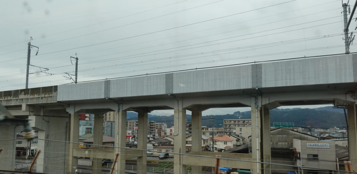 博多南線から九州新幹線の線路が見える
