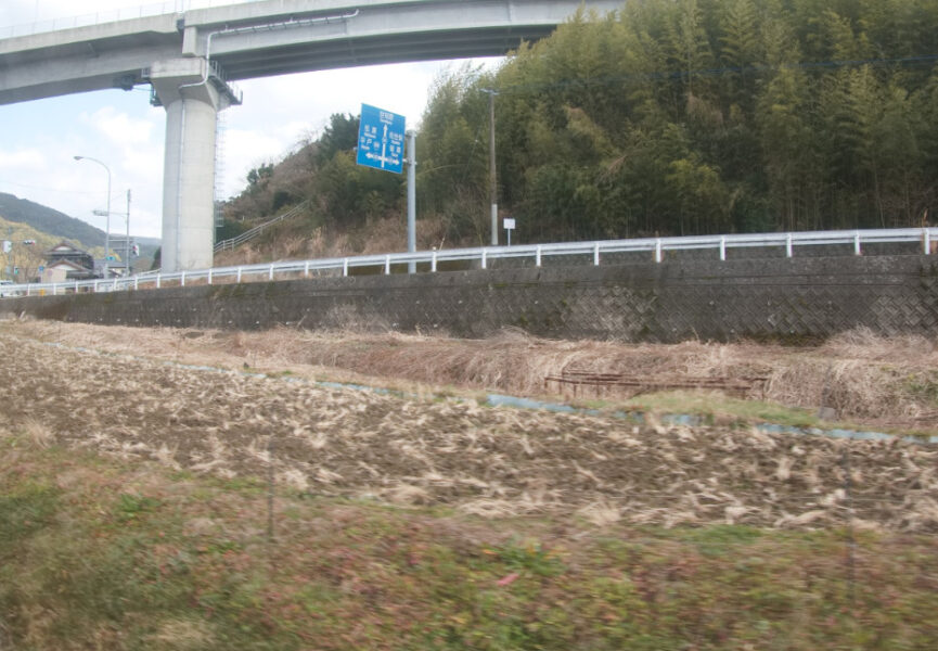 吉井駅手前にある旧世知原線跡