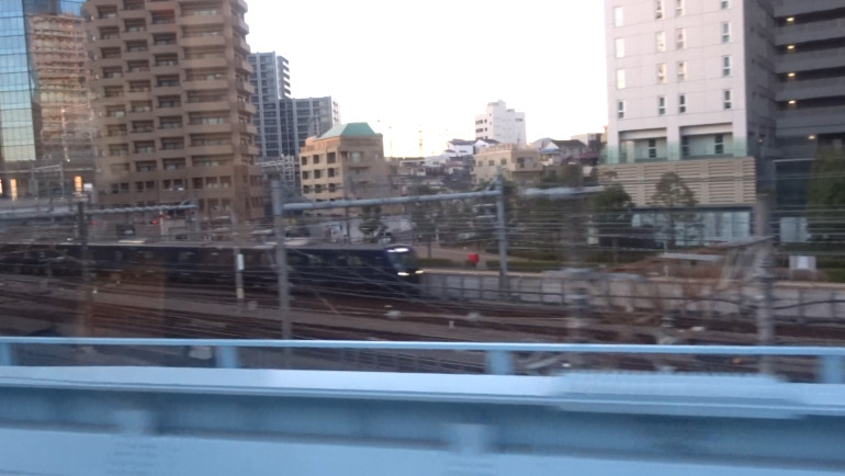 特急成田エクスプレス５号の車内から相鉄の車両が見える