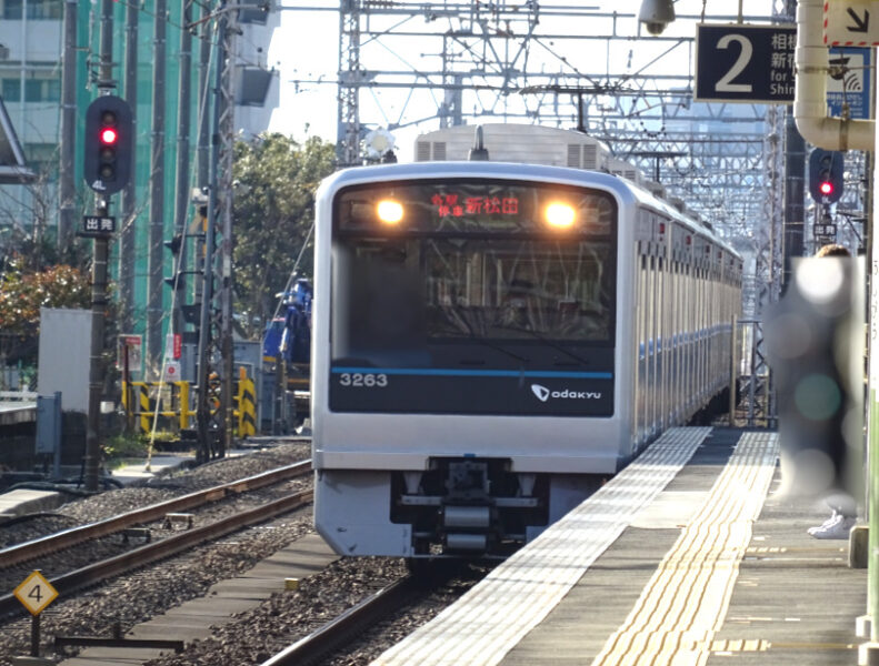 小田急線足柄駅に到着する普通列車