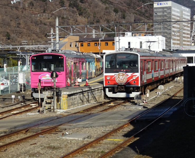 大月駅に停車中の富士急行の列車