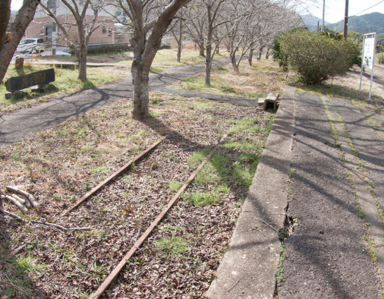 現ホーム横にある線路跡・松浦鉄道吉井駅