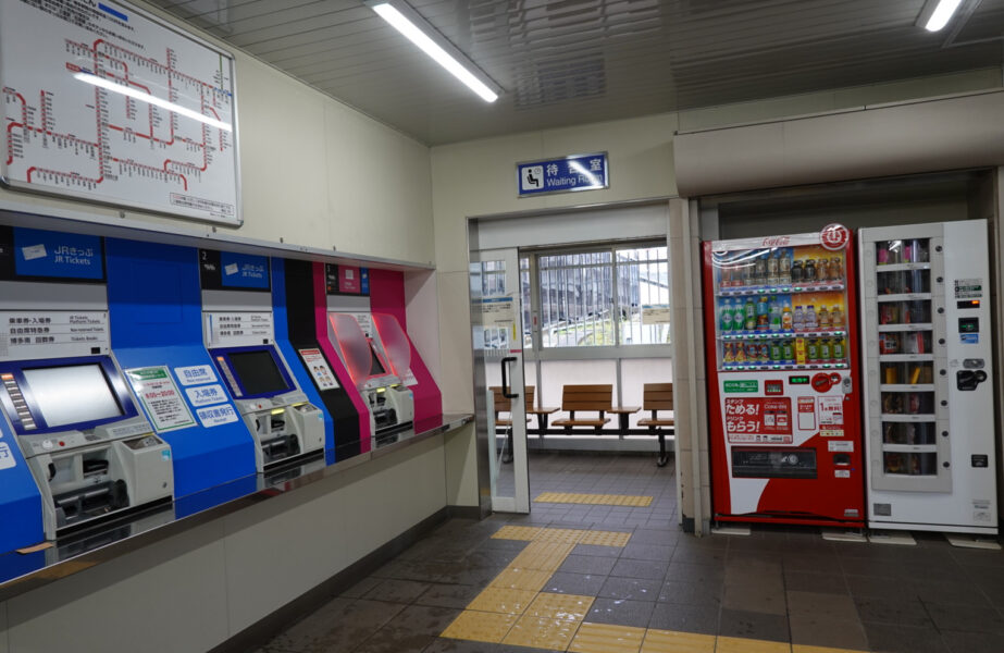 博多南駅の券売機と待合室