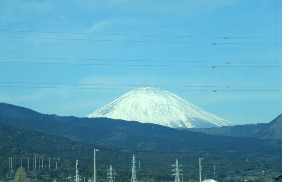 小田急線の列車内から富士山が見える