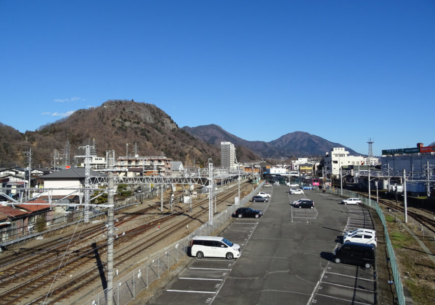 大月駅と岩殿山