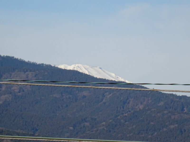小田急線足柄駅の跨線橋から見える富士山