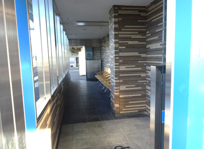小田急線足柄駅の下り線に設置されている待合室