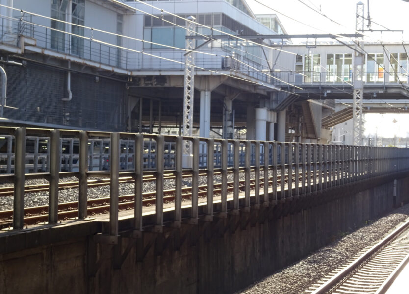 山手貨物線を大崎駅のホームから見る