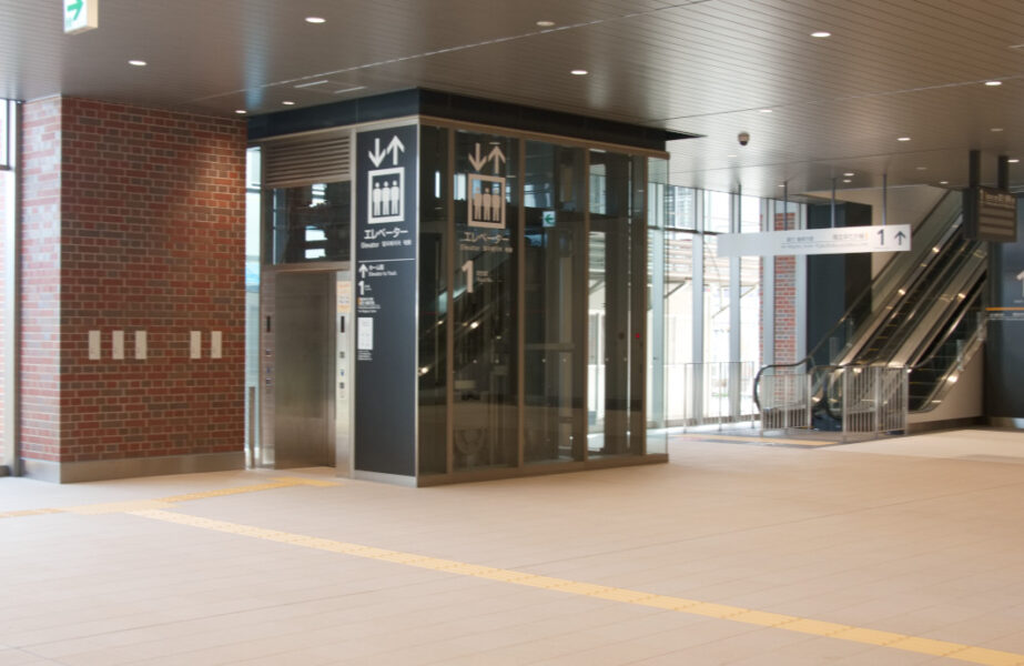 使用前の新１番乗り場へのエレベーターと階段（折尾駅）