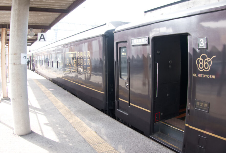 折尾駅A乗り場とSL人吉客車