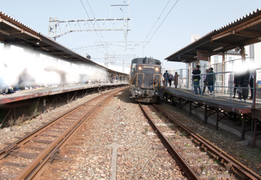 折尾駅短絡線ホームに停車中のDE10形ディーゼル機関車