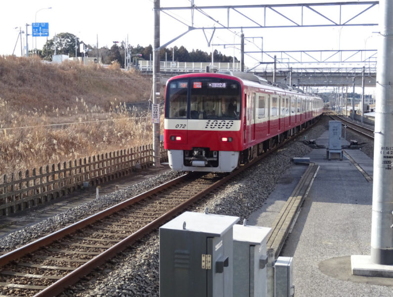 印旛日本医大駅を出発するアクセス特急