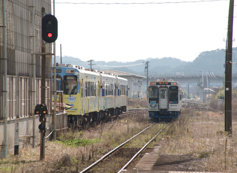佐々駅に入線する普通列車