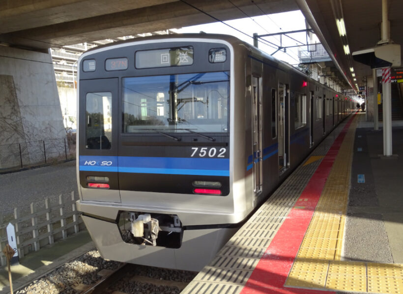 印旛日本医大駅に停車中の北総鉄道の列車