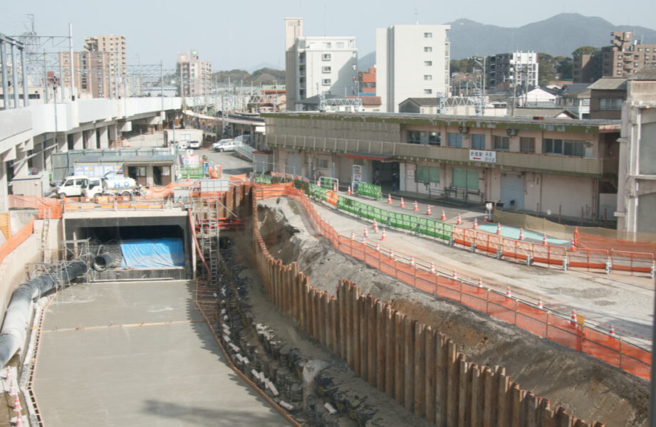 新１番乗り場から鷹見口の駅舎を見る