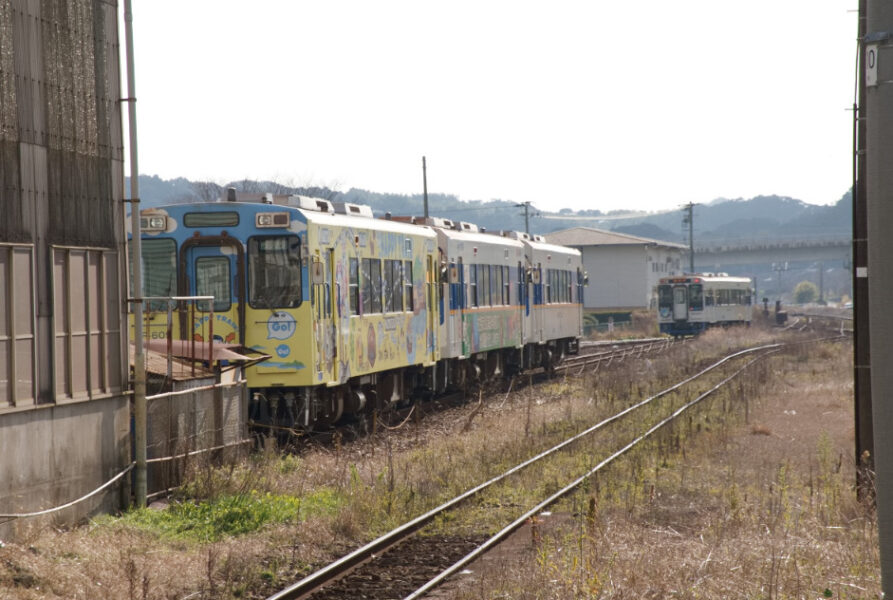 車両基地から出発する列車