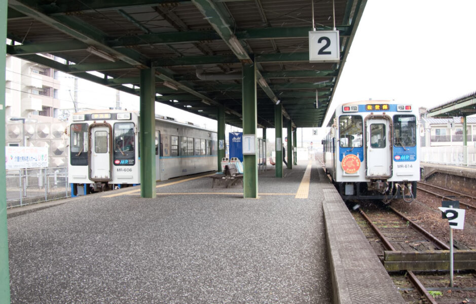 松浦鉄道・伊万里駅に停車中の普通列車