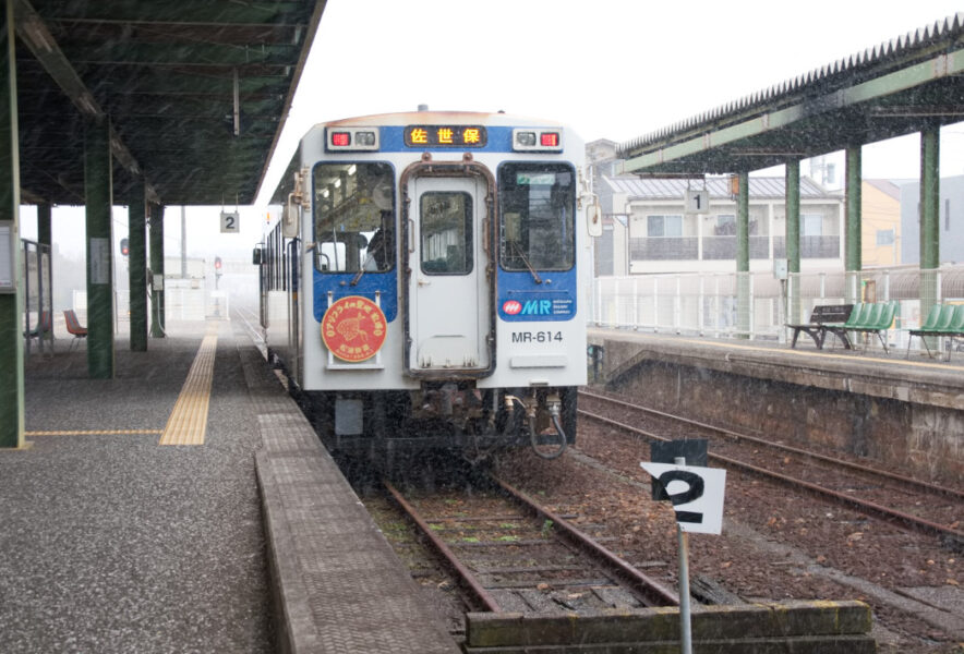 松浦鉄道・伊万里駅に停車中の普通列車