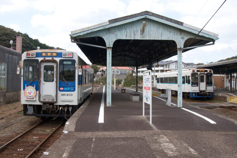 たびら平戸口に停車中の普通列車