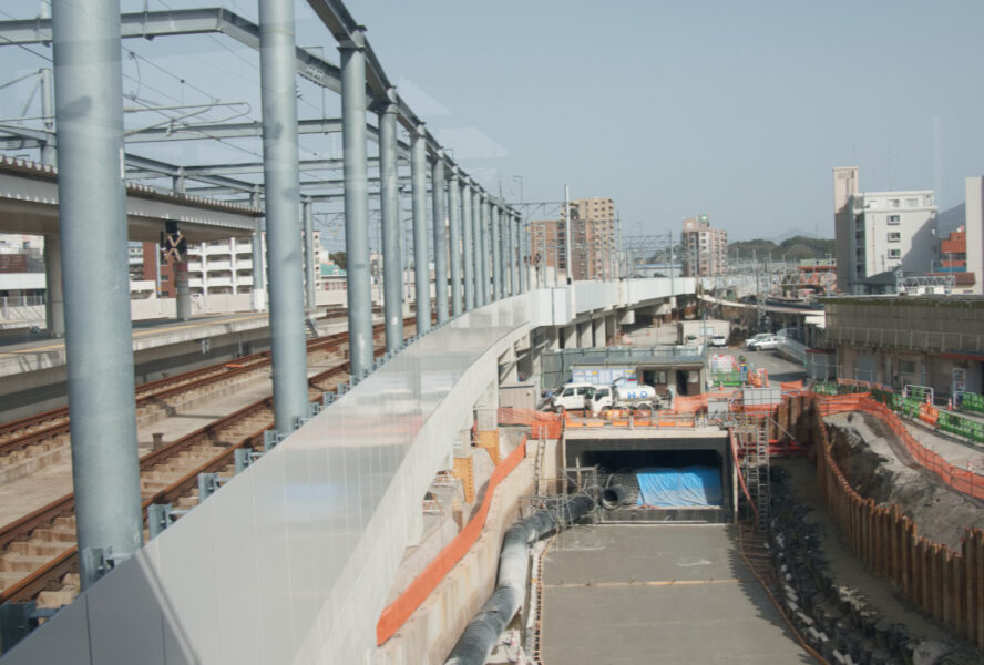 筑豊本線の線路と工事中の折尾駅前