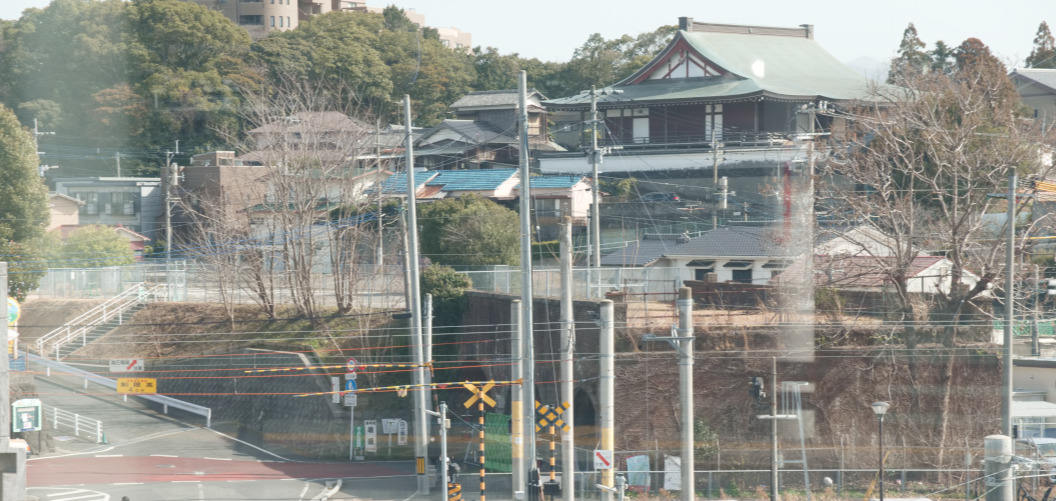 折尾駅新１番乗り場から西鉄北九州線跡の線路が見える