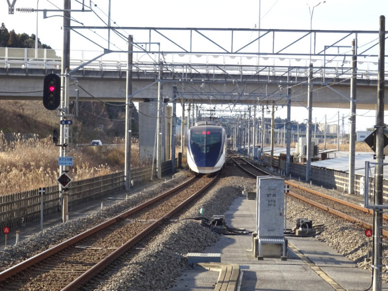 印旛日本医大駅を通過するスカイライナー